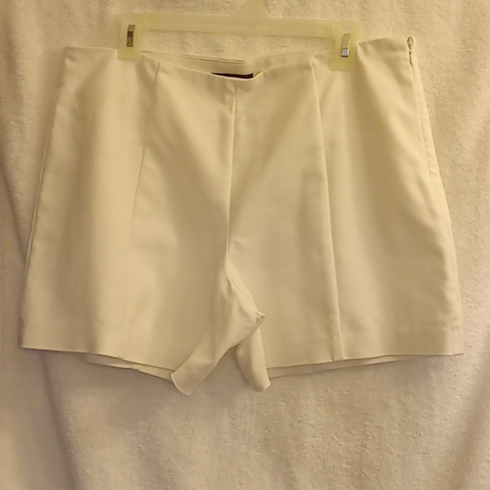 Saks afifth avenue white dress shorts size 12